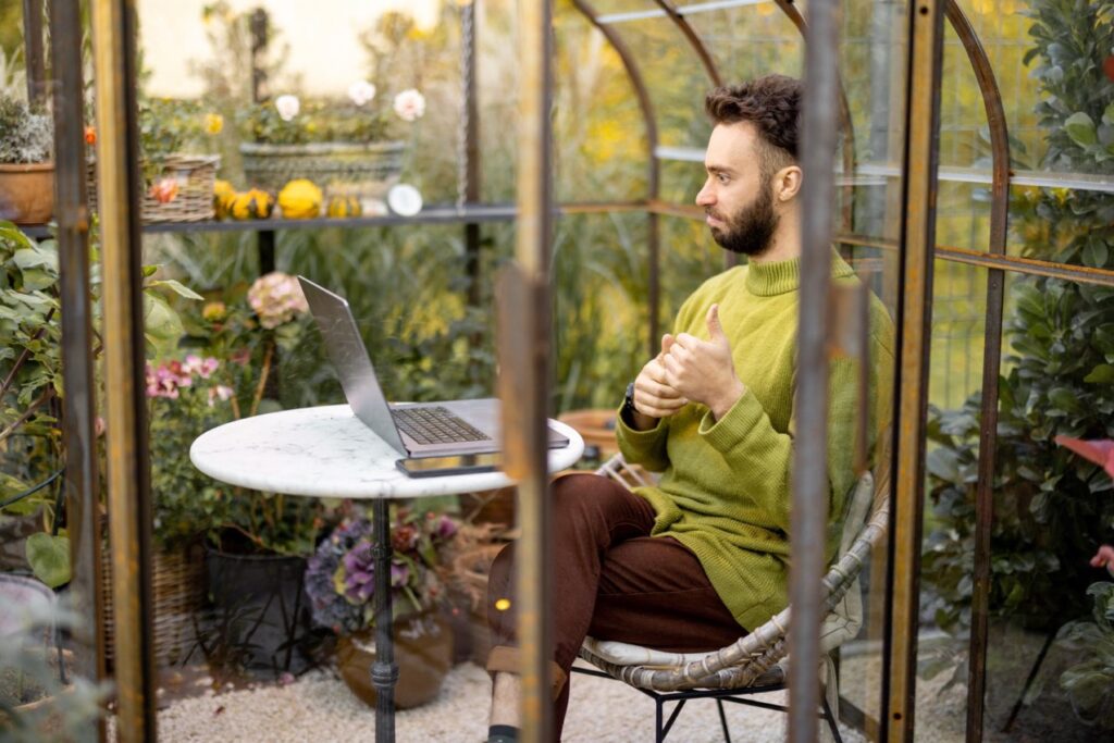 Dla osoby rozpoczynającej własną działalność w branży usług księgowych szczególne znaczenie mają takie aspekty jak stabilność systemu, bezpieczeństwo danych oraz możliwość płynnej pracy z rozbudowanymi arkuszami kalkulacyjnymi, aplikacjami do ewidencji kosztów, a także zdalnymi narzędziami komunikacyjnymi