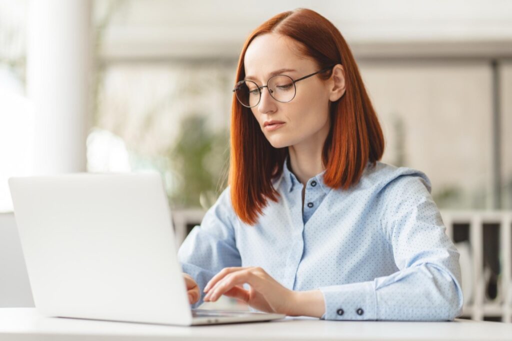 Dla współczesnego użytkownika, który oczekuje od sprzętu zarówno wydajności, jak i rozrywki, wybór laptopa to coś więcej niż kwestia parametrów