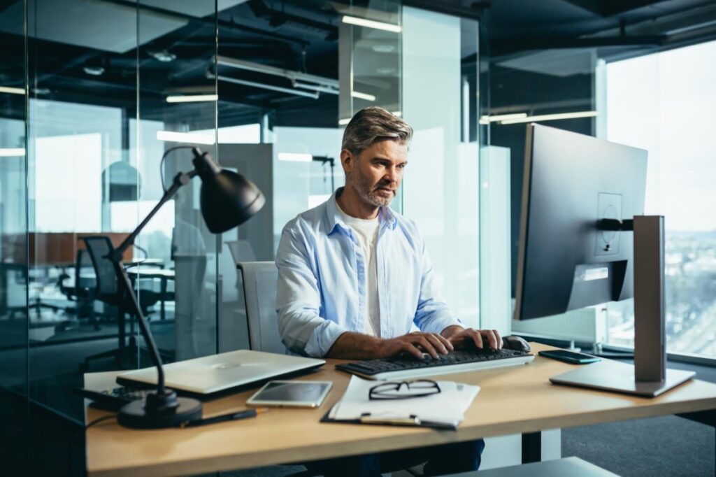 HP Z2 G9 Tower Workstation A40KYET wyposażono w dwa układy graficzne: zintegrowany Intel UHD Graphics 770 oraz dedykowaną kartę NVIDIA RTX A1000 z 8 GB pamięci GDDR6