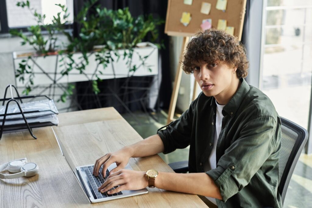 Seria Lenovo ThinkBook to linia laptopów biznesowych łącząca profesjonalny wygląd z praktycznymi rozwiązaniami technicznymi