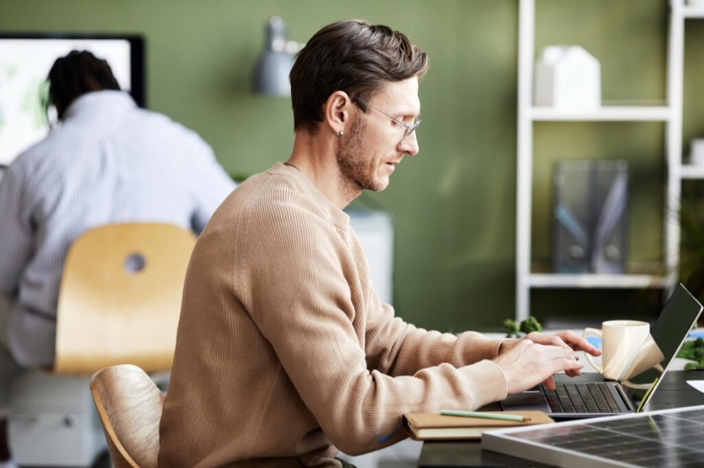 Seria Lenovo ThinkBook to linia laptopów biznesowych łącząca profesjonalny wygląd z praktycznymi rozwiązaniami technicznymi